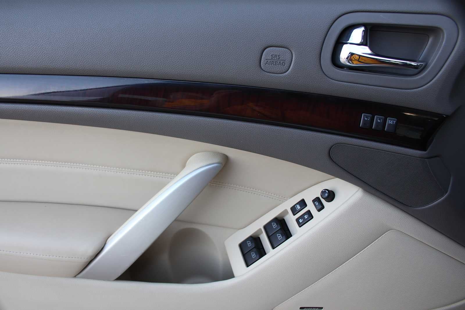 2014 INFINITI Q60 Convertible 2dr