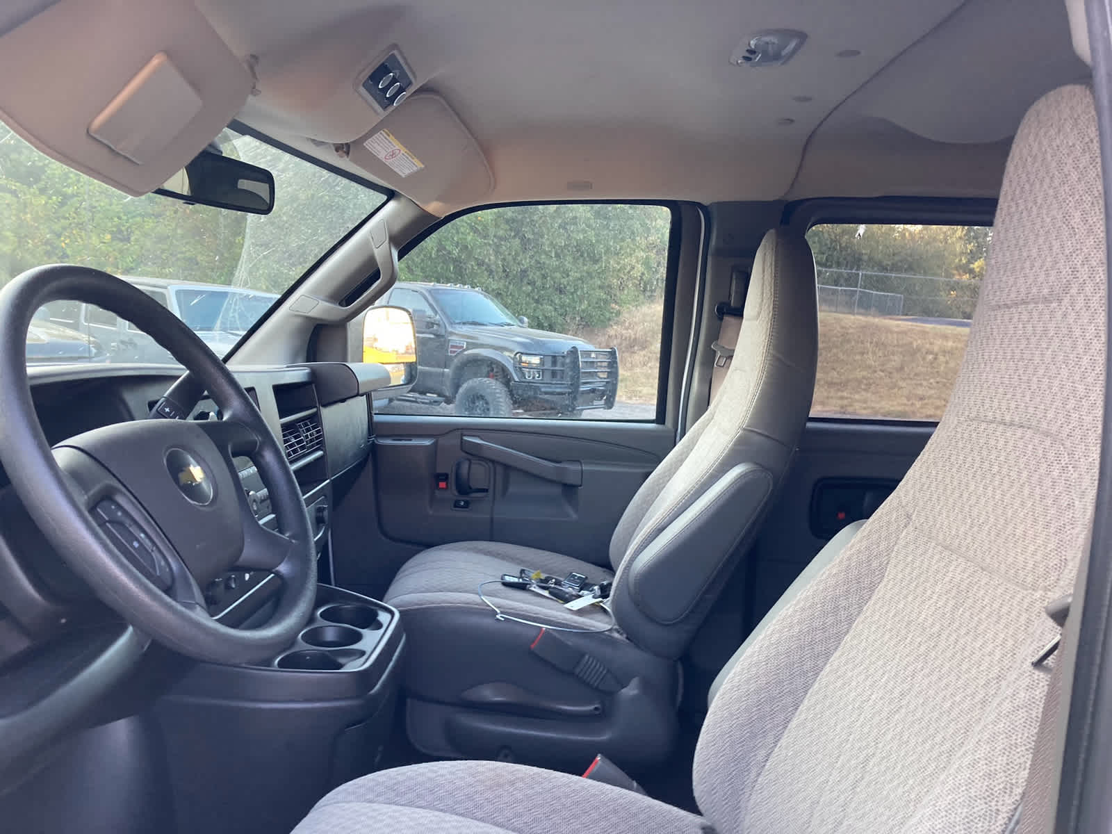 2025 Chevrolet Express Passenger 1LT