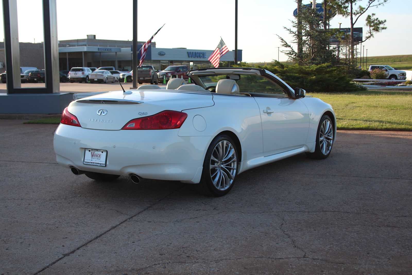 2014 INFINITI Q60 Convertible Base
