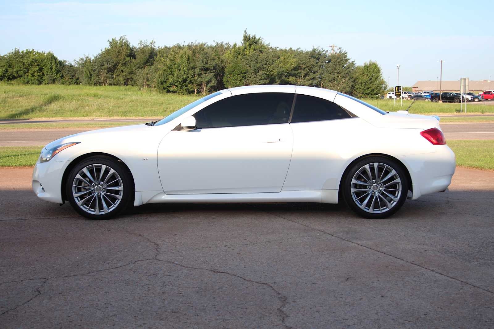 2014 INFINITI Q60 Convertible Base