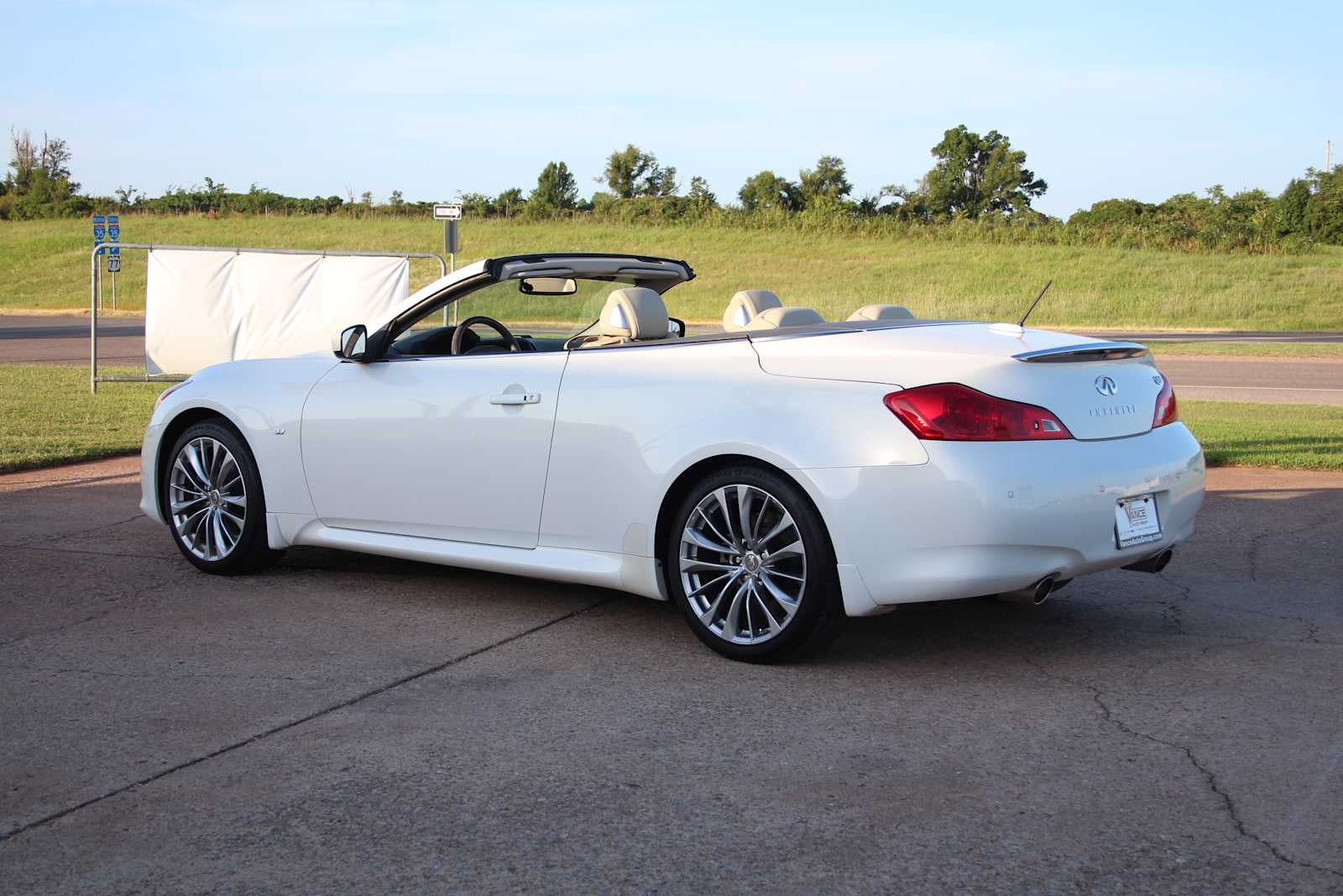 2014 INFINITI Q60 Convertible Base