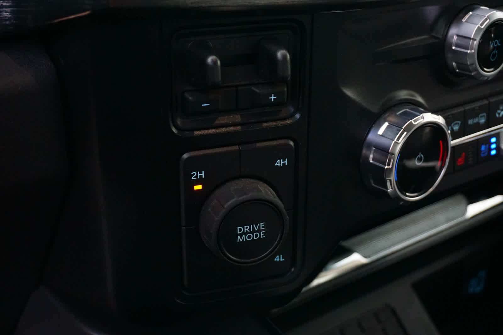2025 Ford Super Duty F-350 DRW Pickup LARIAT