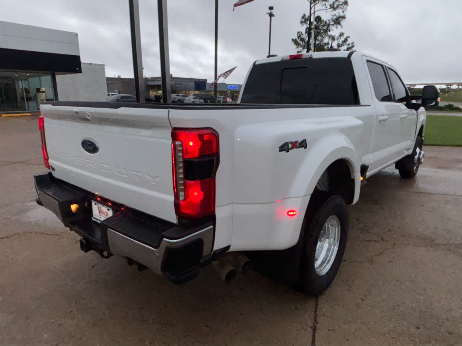 2023 Ford Super Duty F-350 DRW Pickup LARIAT