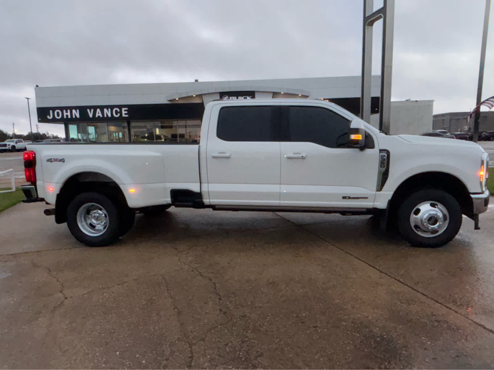 2023 Ford Super Duty F-350 DRW Pickup LARIAT
